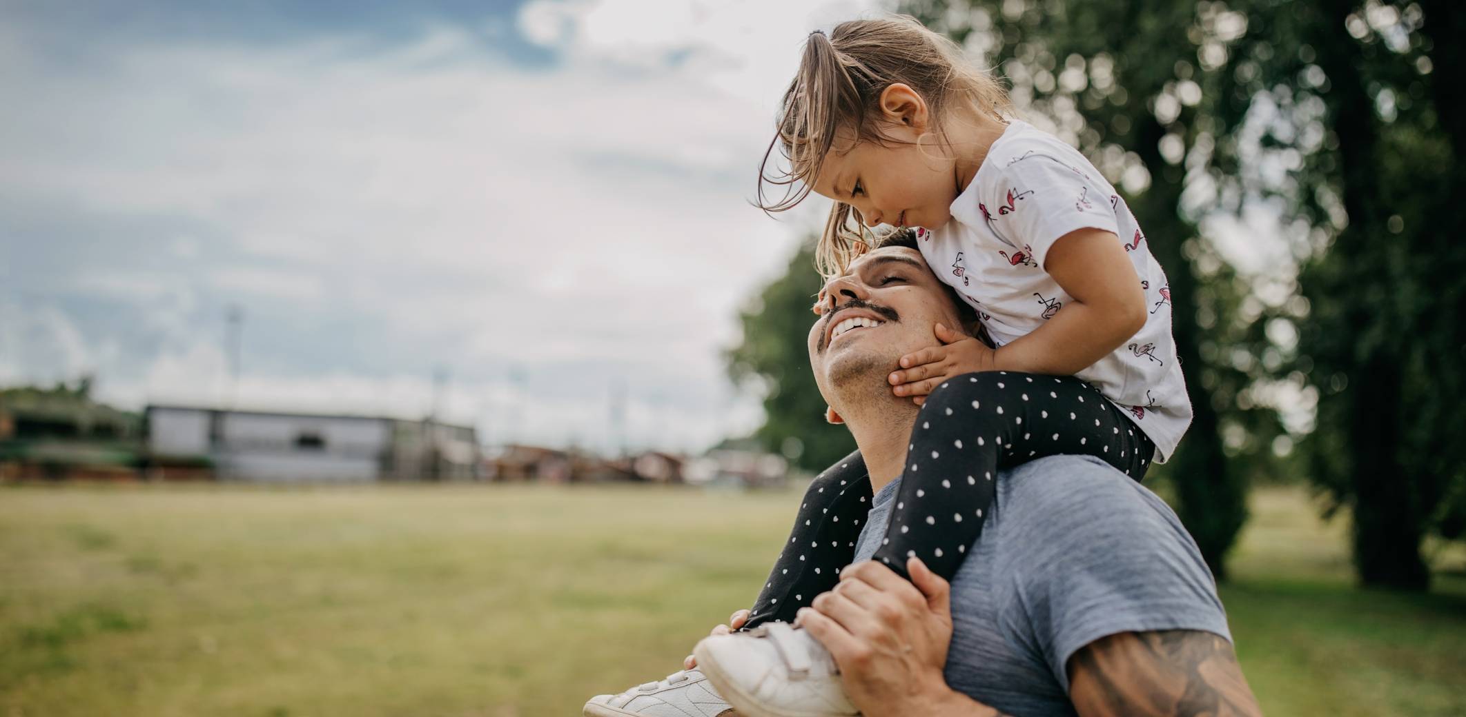 dad-with-daughter-on-shoulders